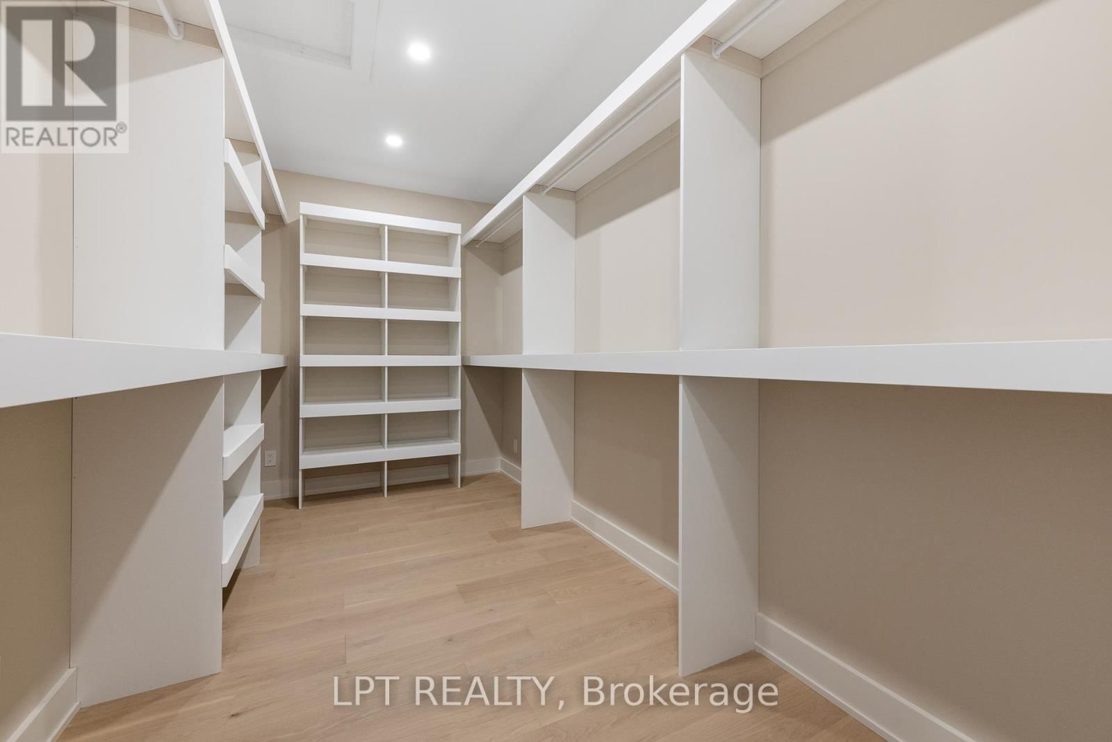 15 BRIGGS AVENUE Image 32