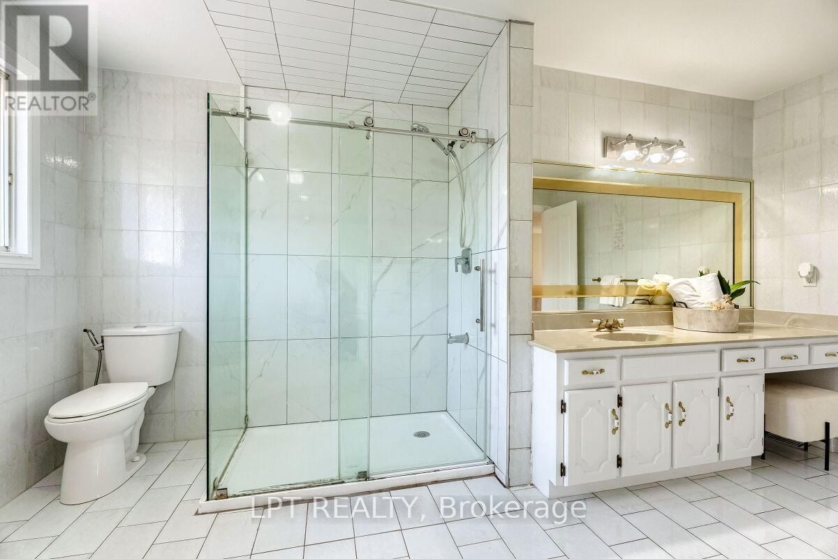 16 VOGUE COURT Image 32