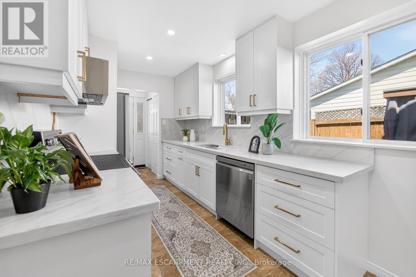 28 GOLDEN ORCHARD DRIVE Image 11