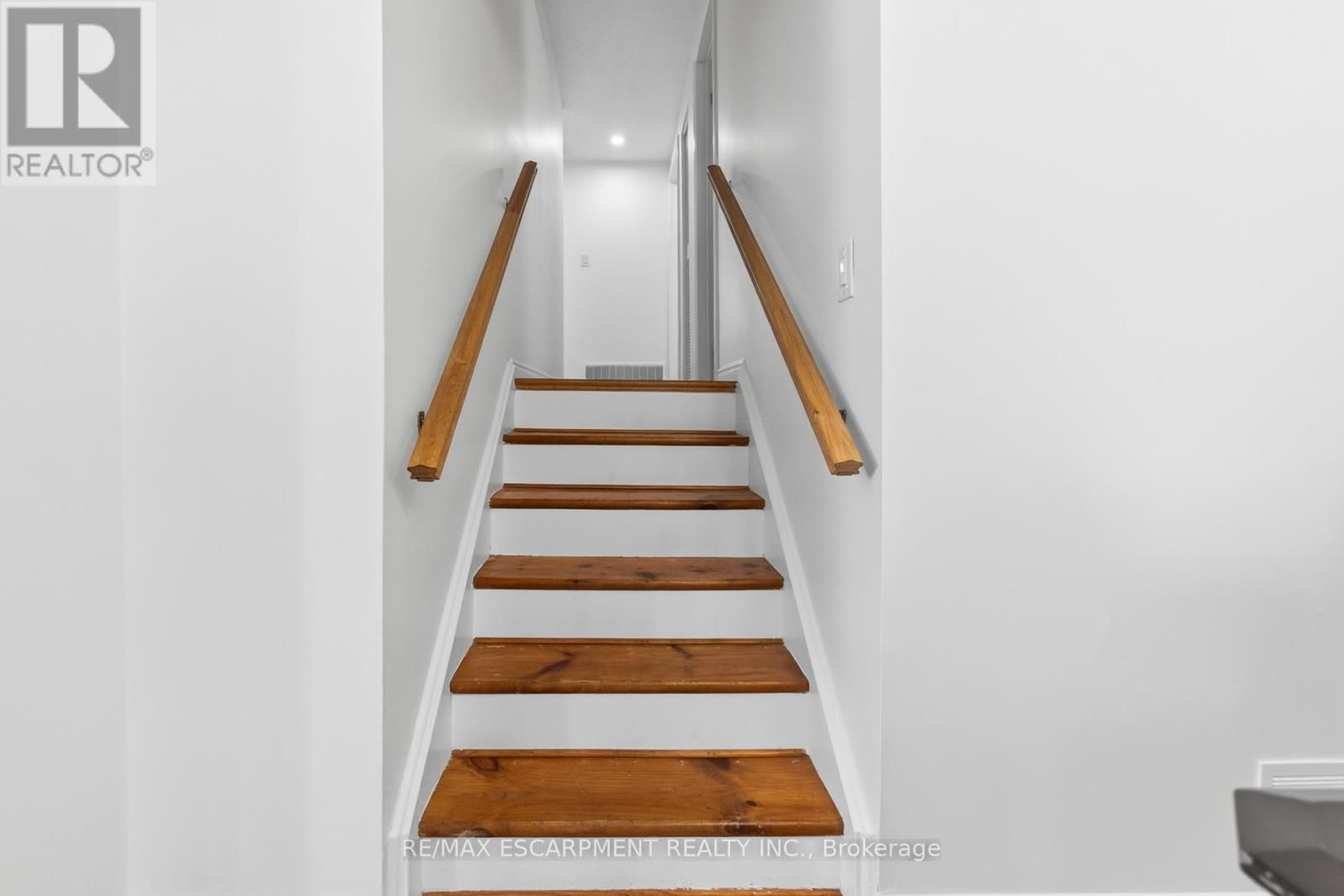 28 GOLDEN ORCHARD DRIVE Image 16