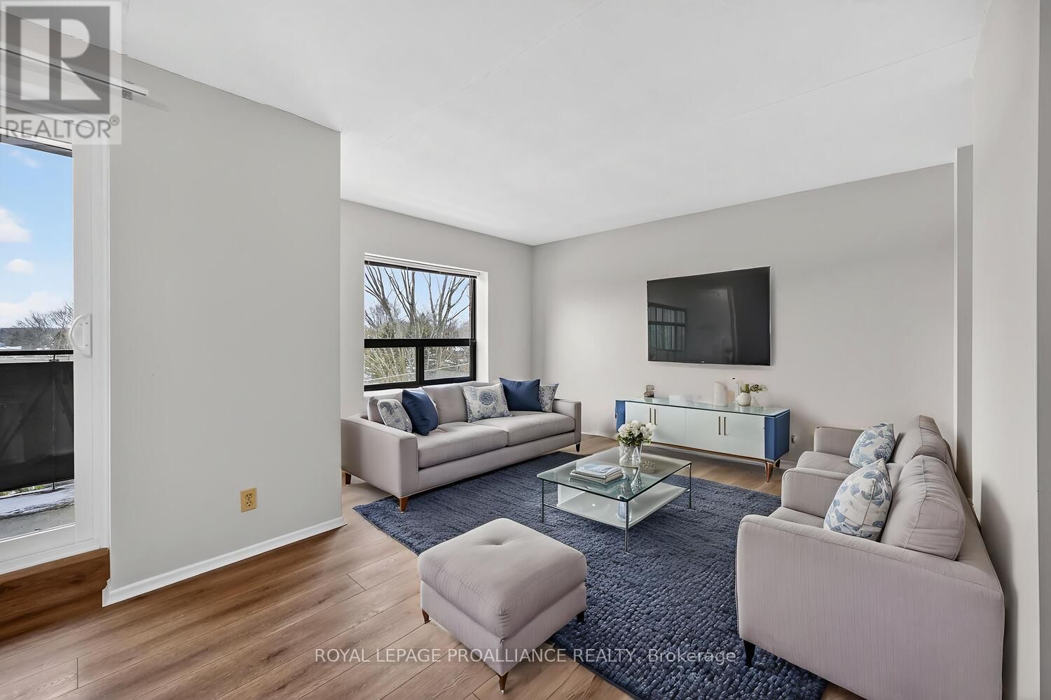 502 - 95 WINDSOR DRIVE Image 12