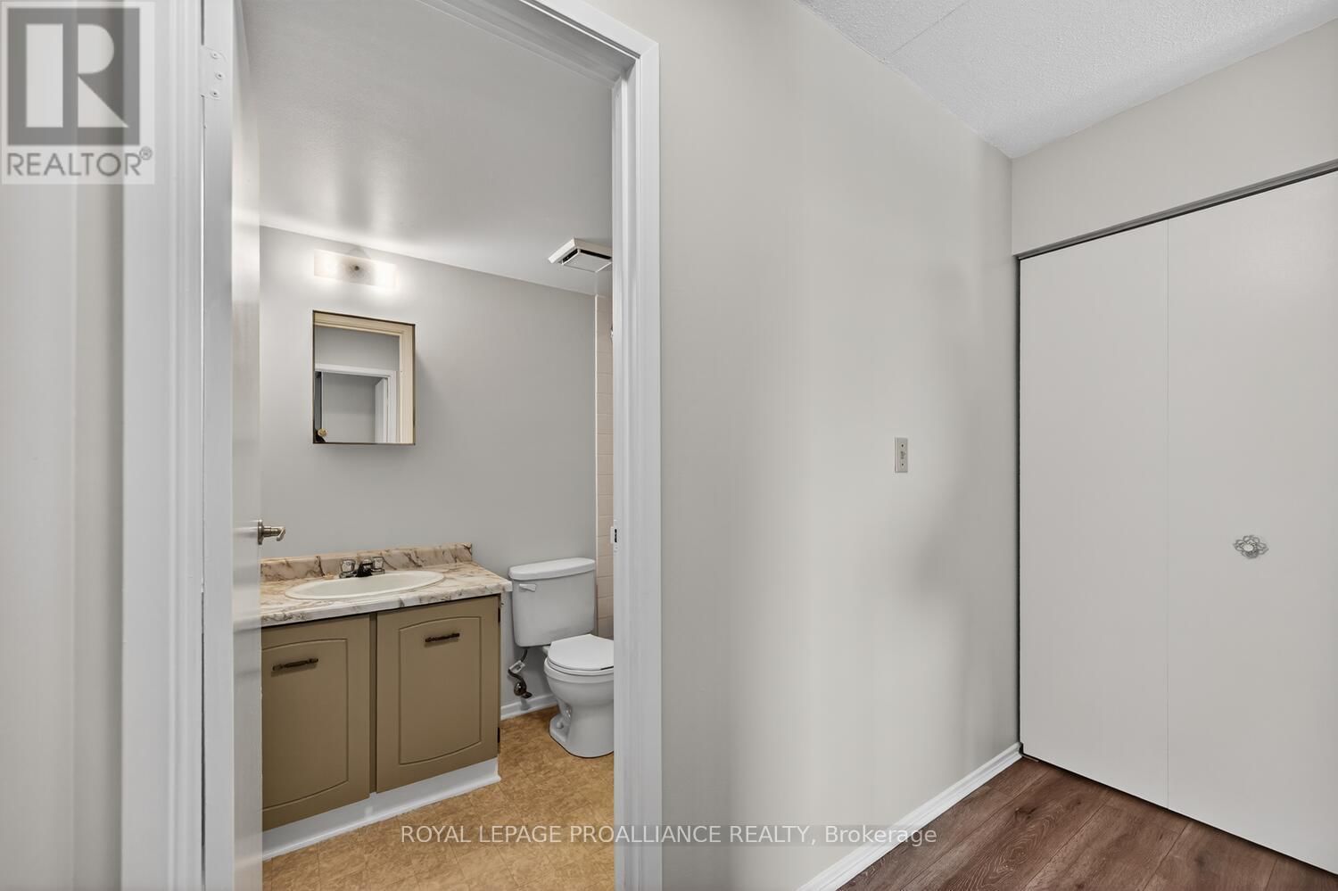 502 - 95 WINDSOR DRIVE Image 16