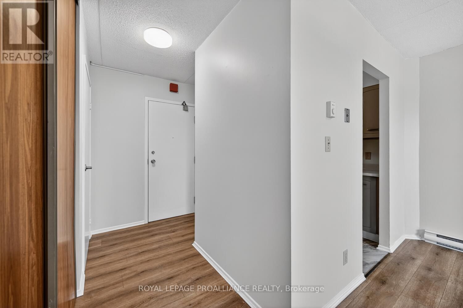 502 - 95 WINDSOR DRIVE Image 8