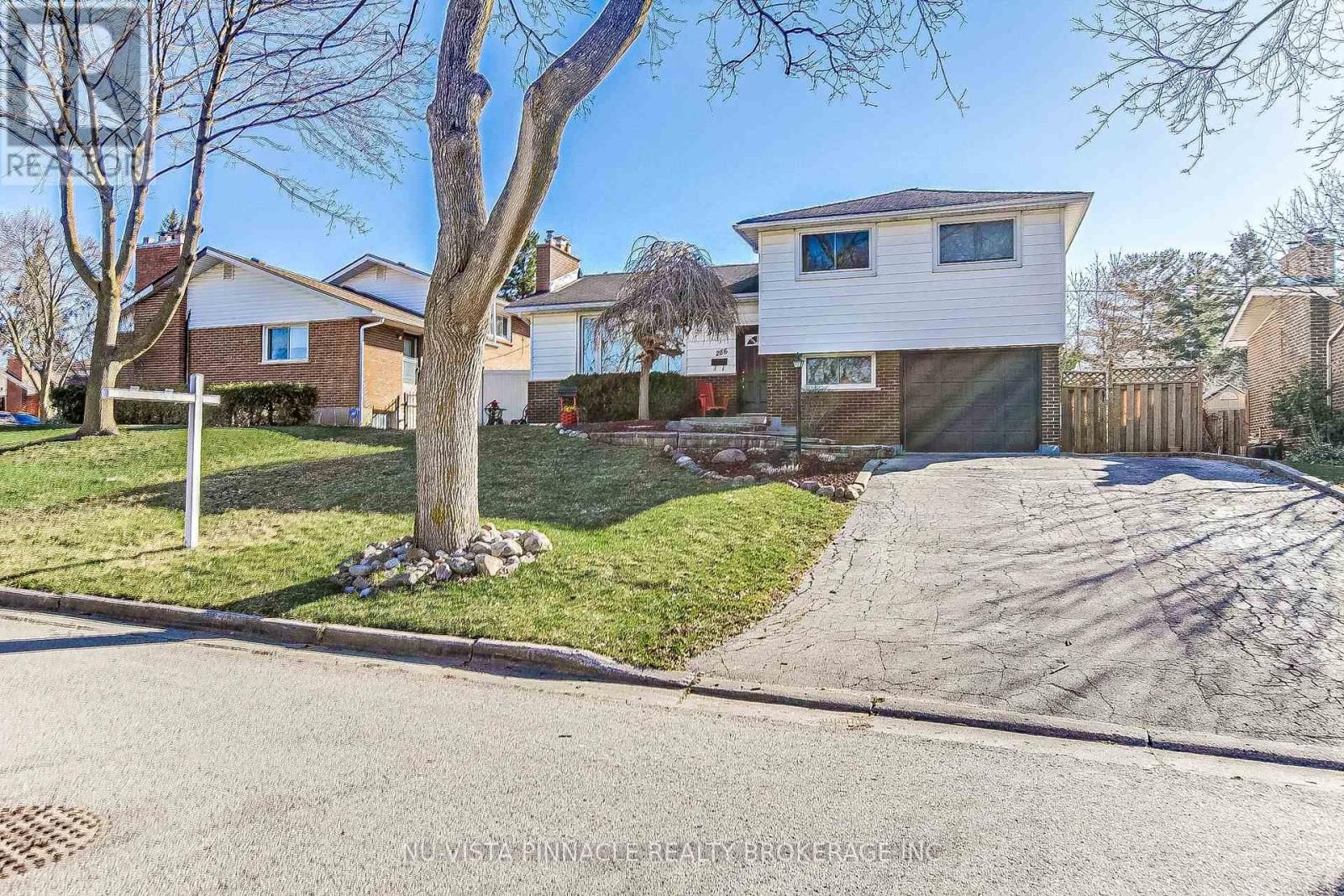 286 PANORAMA CRESCENT Image 2