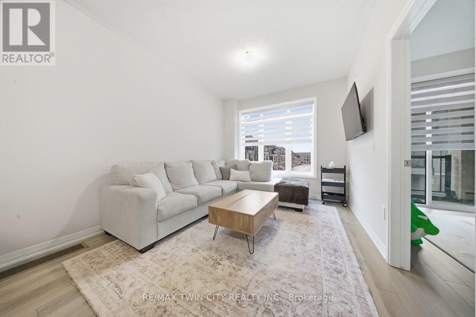 1113 - 585 COLBORNE STREET EAST Image 6