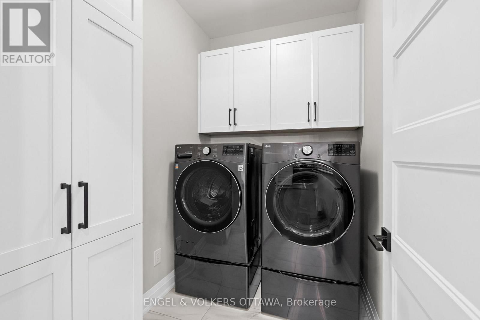 221 BLACKHORSE DRIVE Image 25