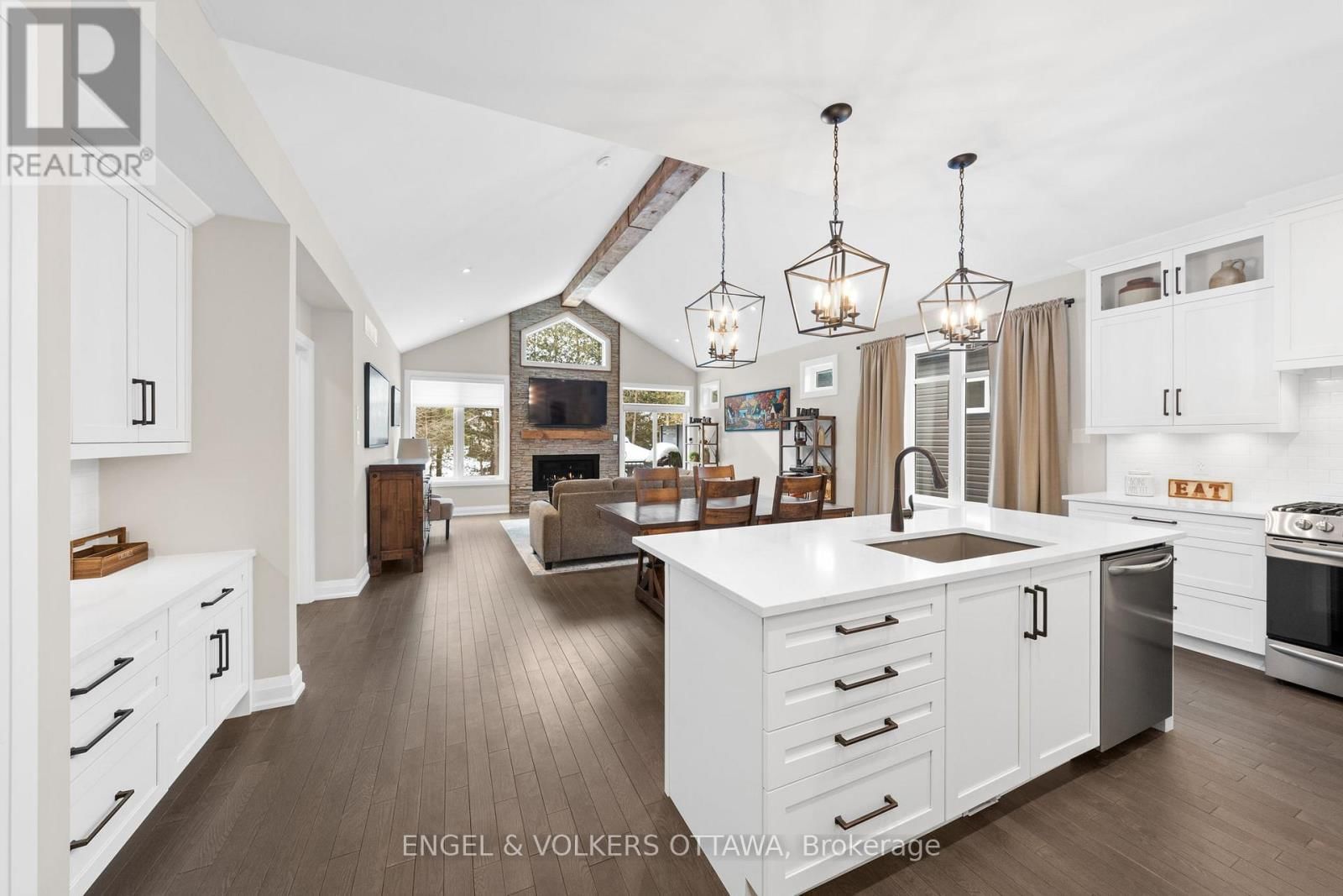 221 BLACKHORSE DRIVE Image 5