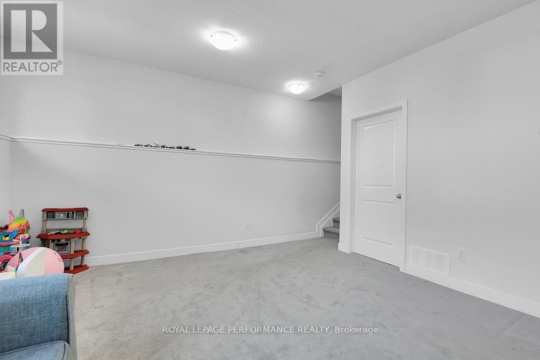 30 WHITCOMB CRESCENT Image 29