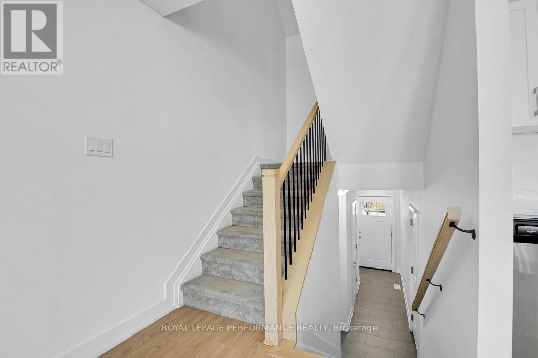 30 WHITCOMB CRESCENT Image 5