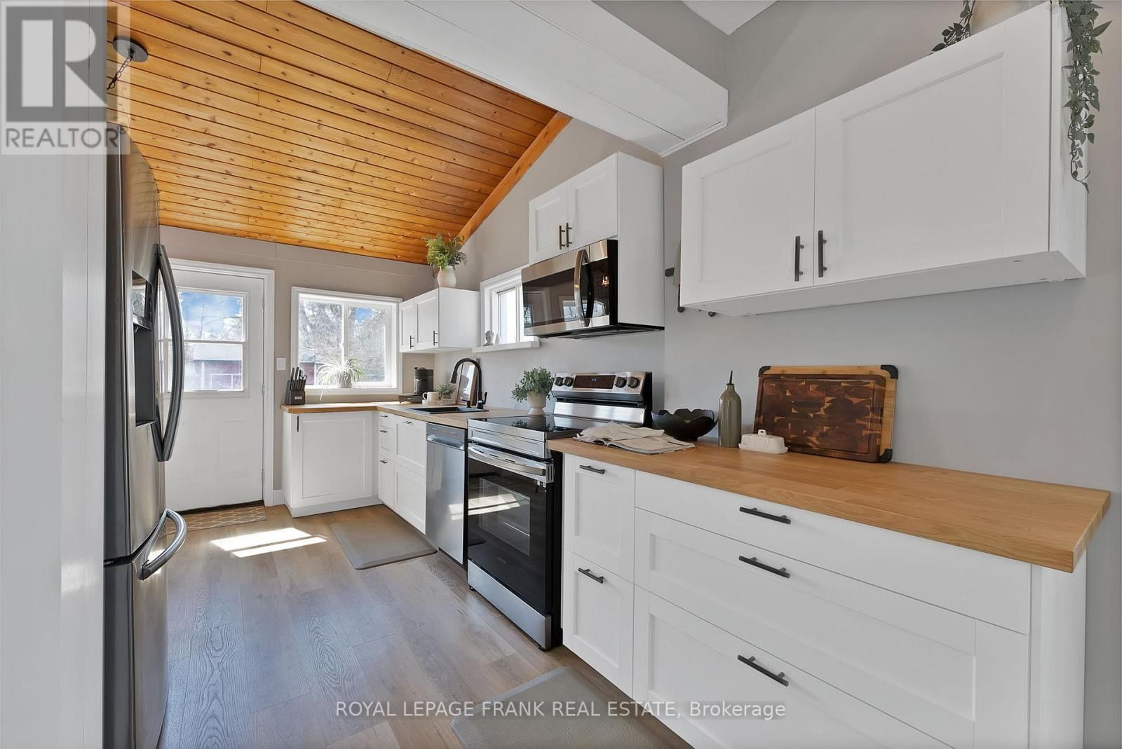 916 HIGHWAY 7 Image 15