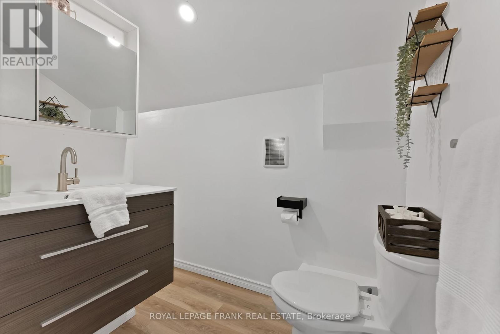 916 HIGHWAY 7 Image 27