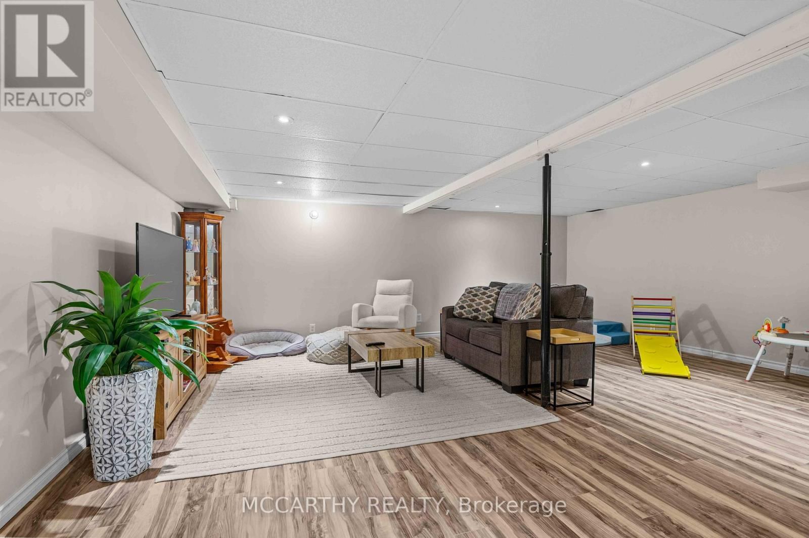 421 VICTORIA STREET Image 28