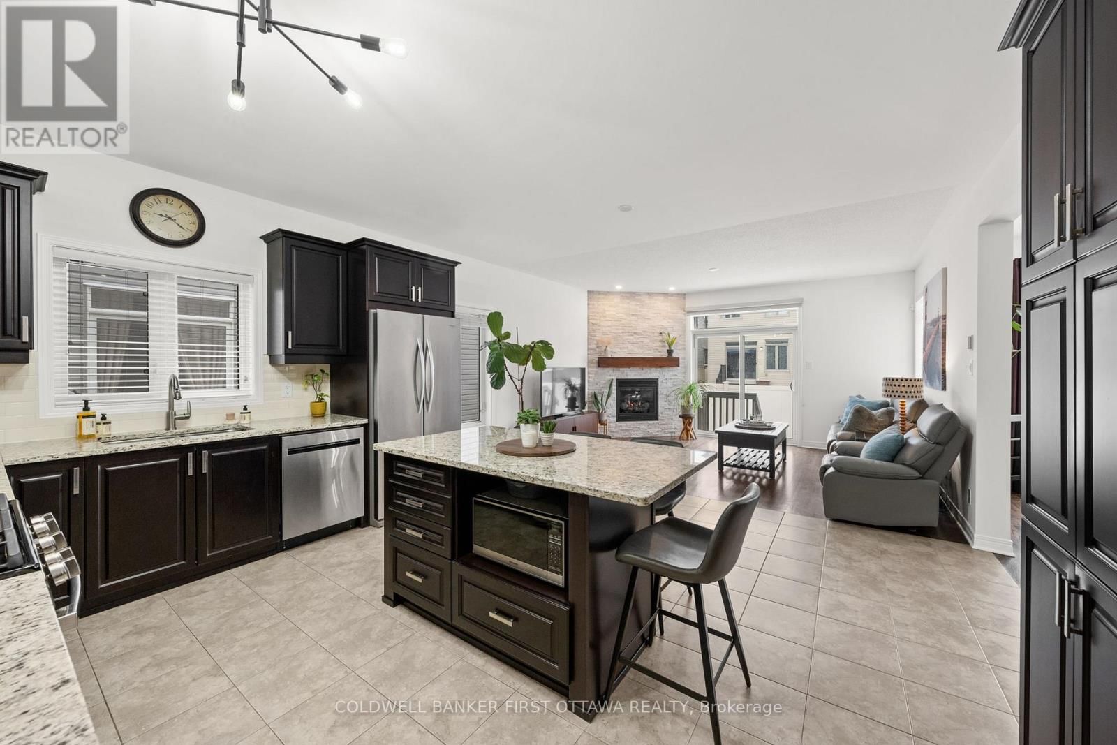 220 DAVE SMITH CRESCENT Image 11