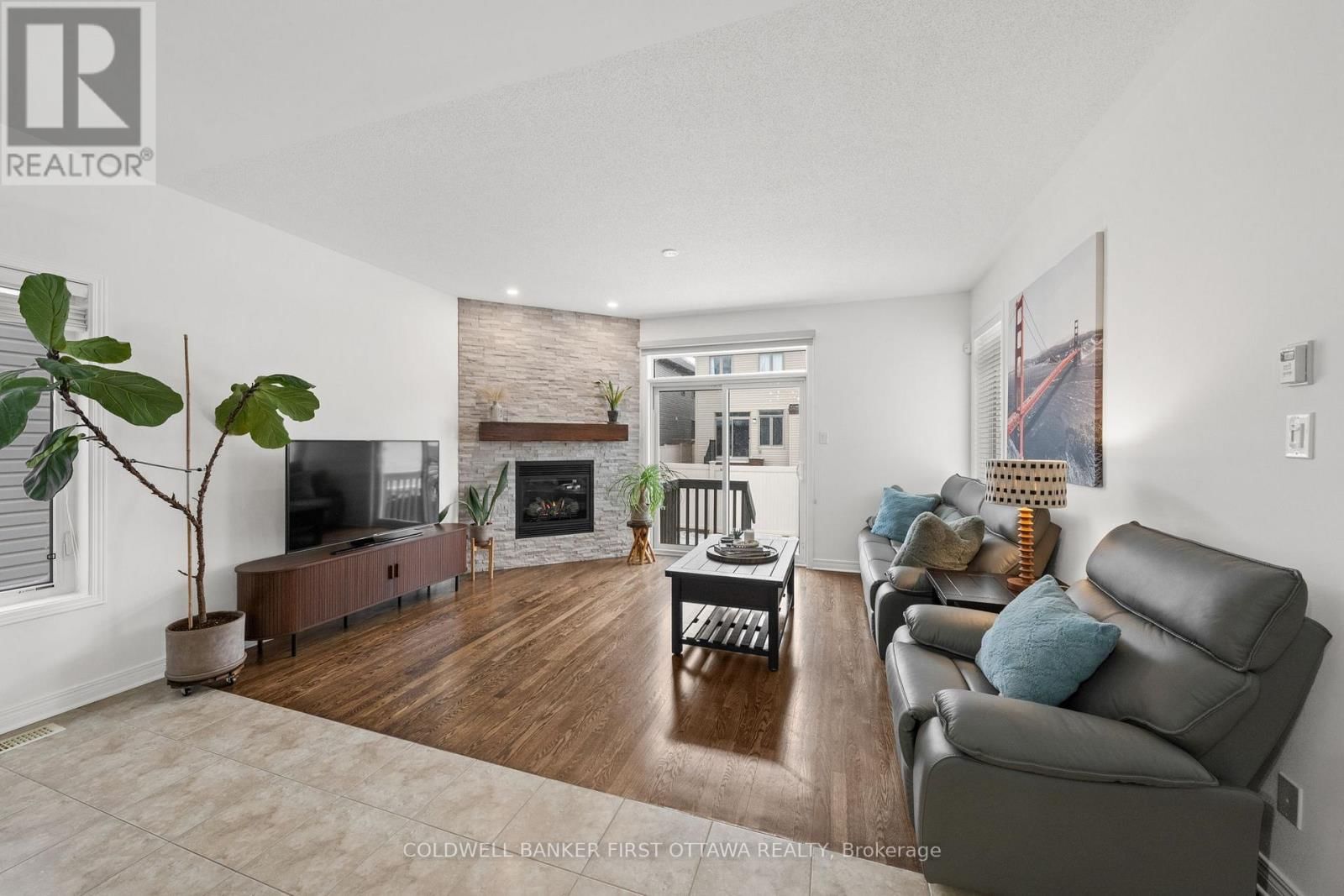 220 DAVE SMITH CRESCENT Image 17