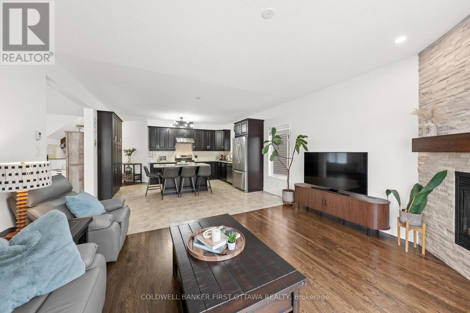 220 DAVE SMITH CRESCENT Image 18