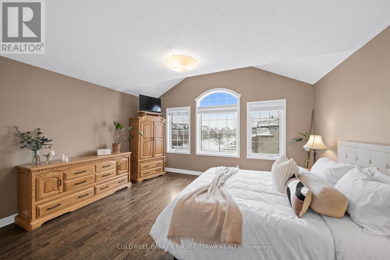 220 DAVE SMITH CRESCENT Image 23