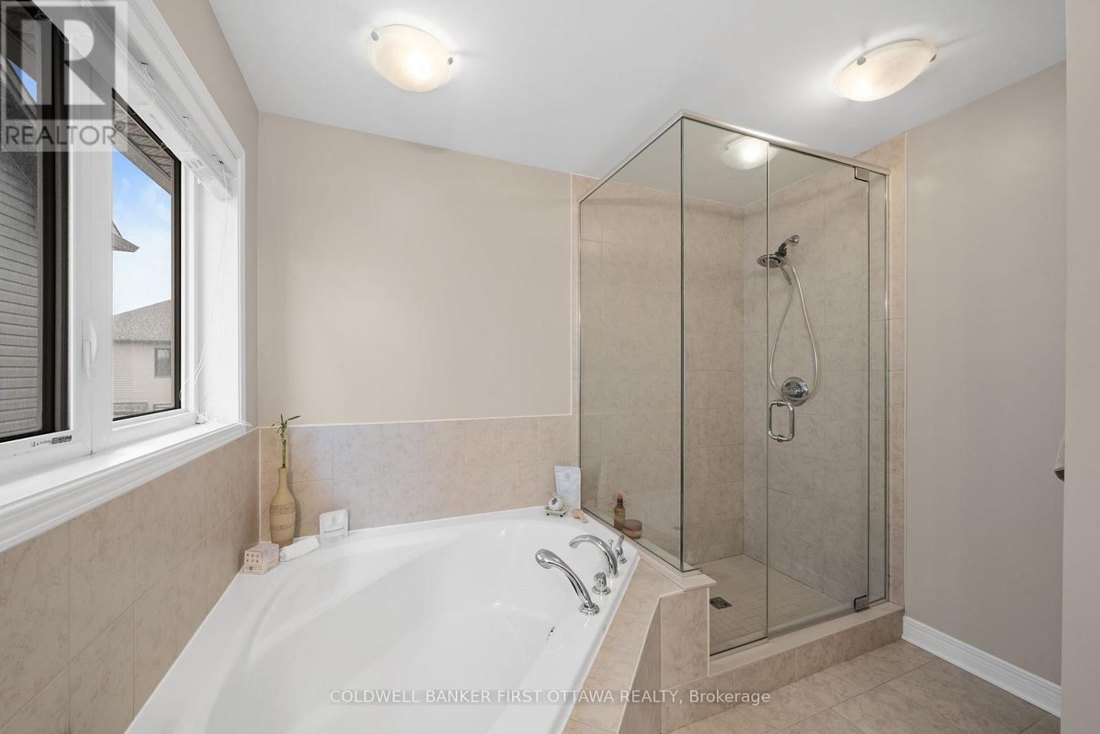 220 DAVE SMITH CRESCENT Image 25