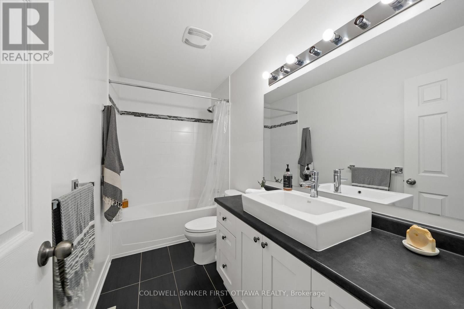 220 DAVE SMITH CRESCENT Image 29