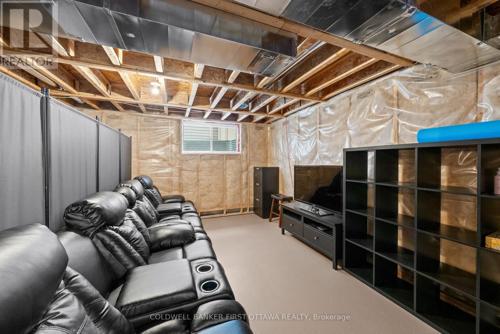 220 DAVE SMITH CRESCENT Image 34