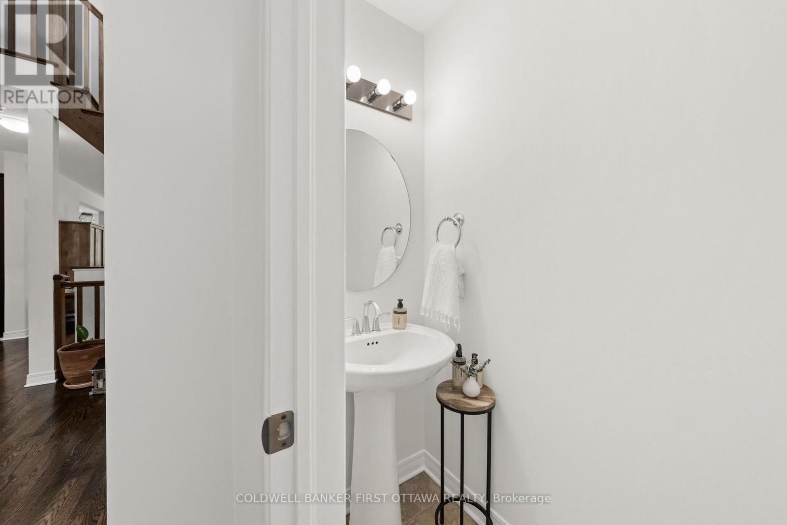 220 DAVE SMITH CRESCENT Image 5