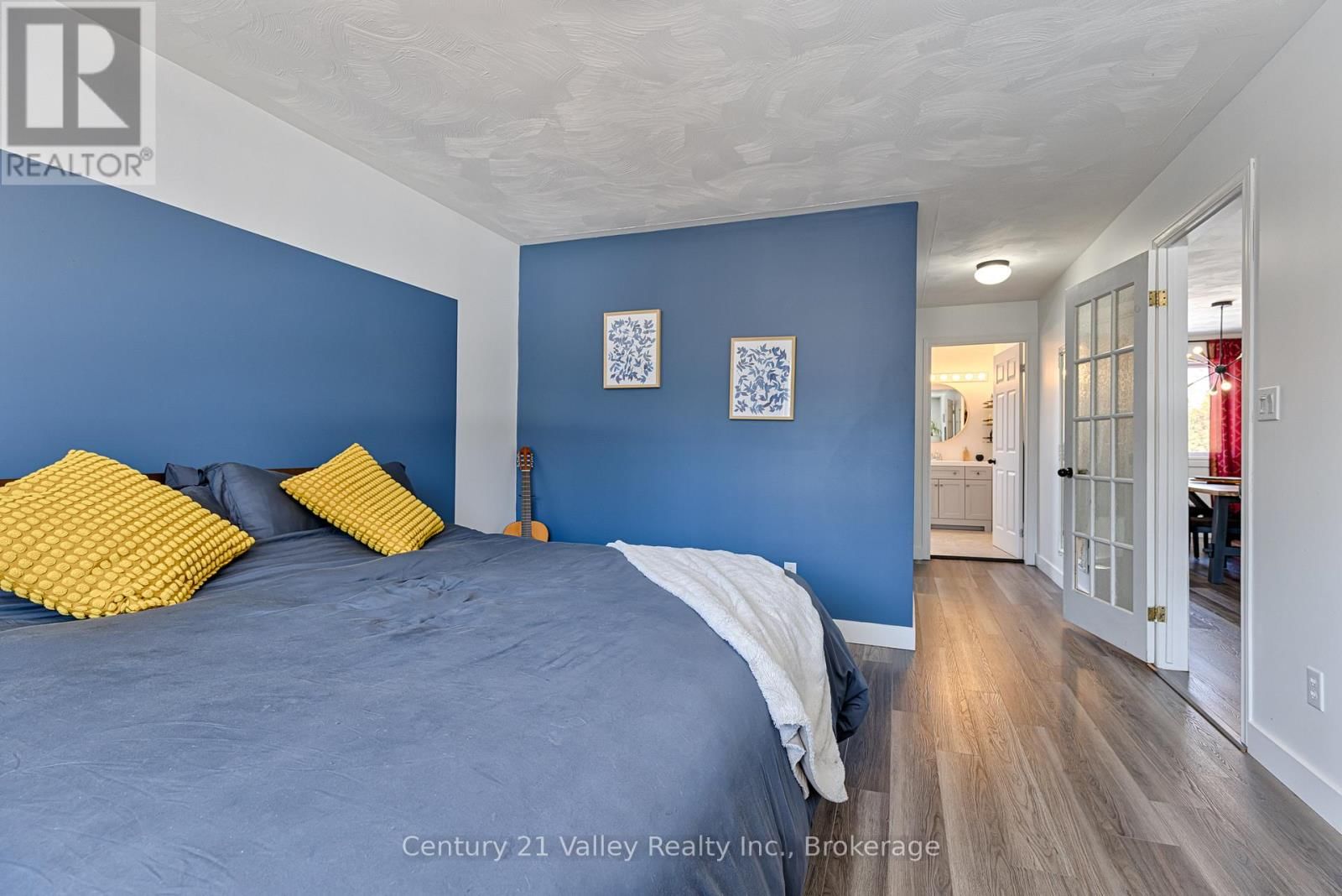 690 PINERIDGE CRESCENT Image 10