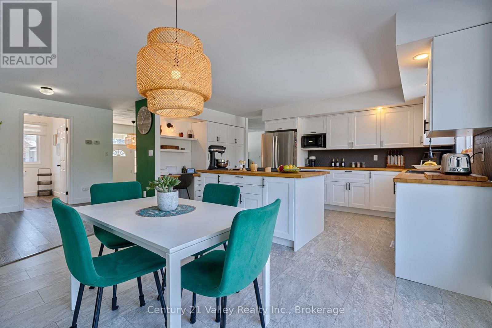 690 PINERIDGE CRESCENT Image 18