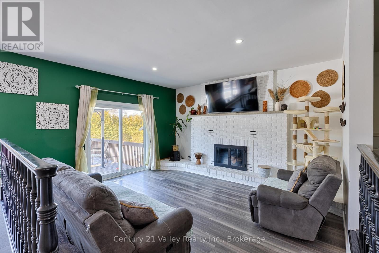 690 PINERIDGE CRESCENT Image 22