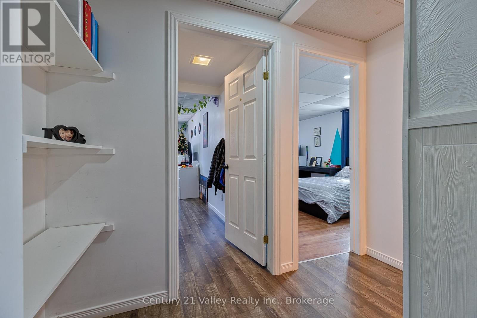 690 PINERIDGE CRESCENT Image 33