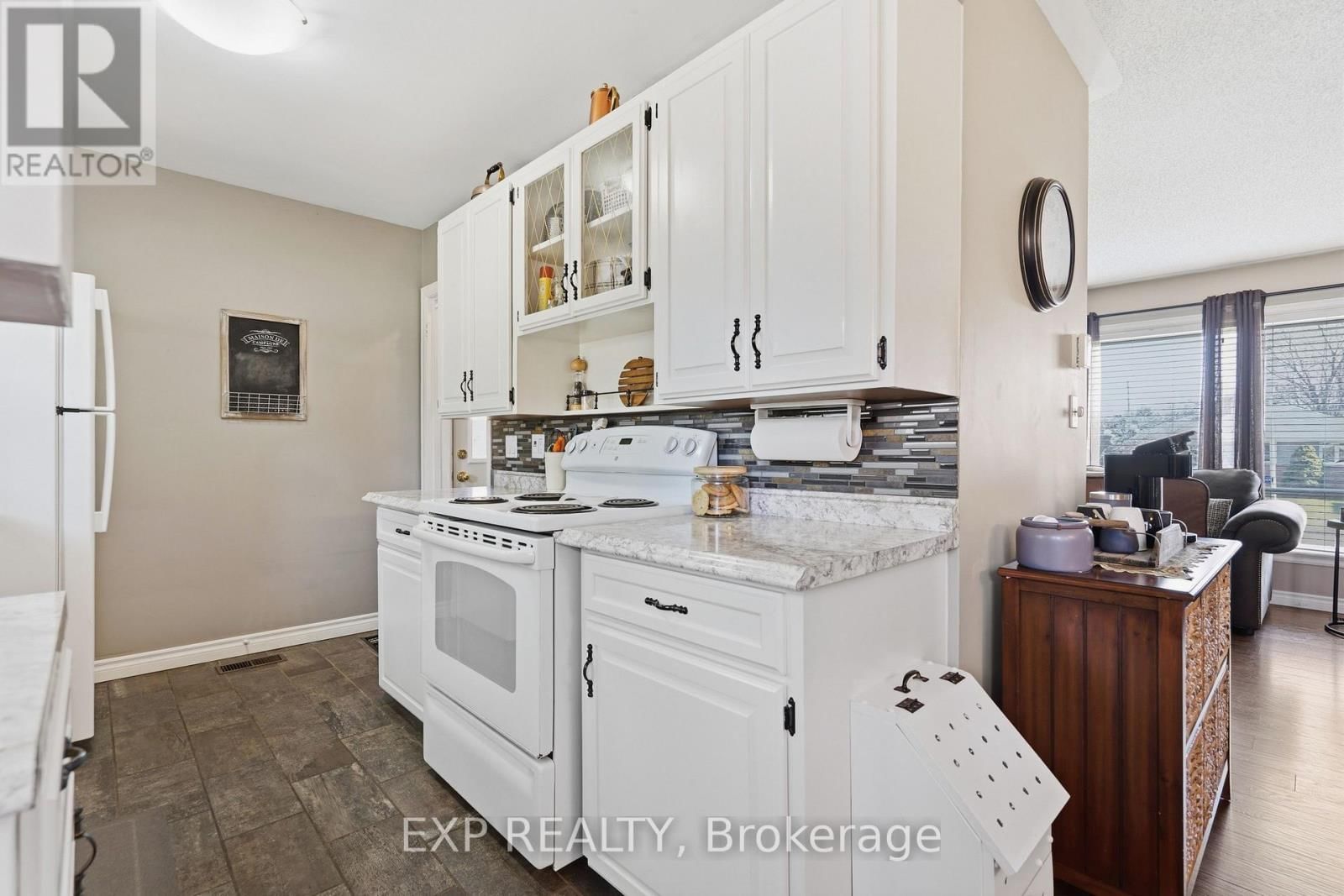 117 LAURENTIAN DRIVE NORTH Image 11