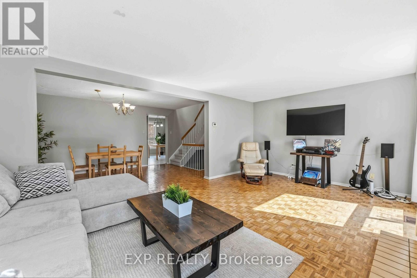 E - 1 CRESTLEA CRESCENT Image 13