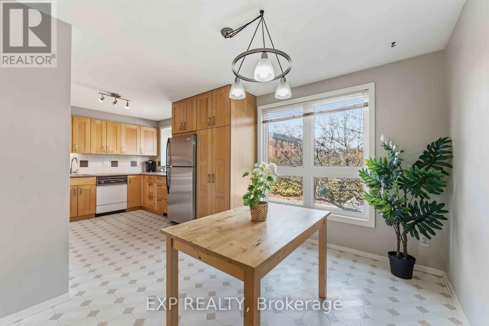 E - 1 CRESTLEA CRESCENT Image 16