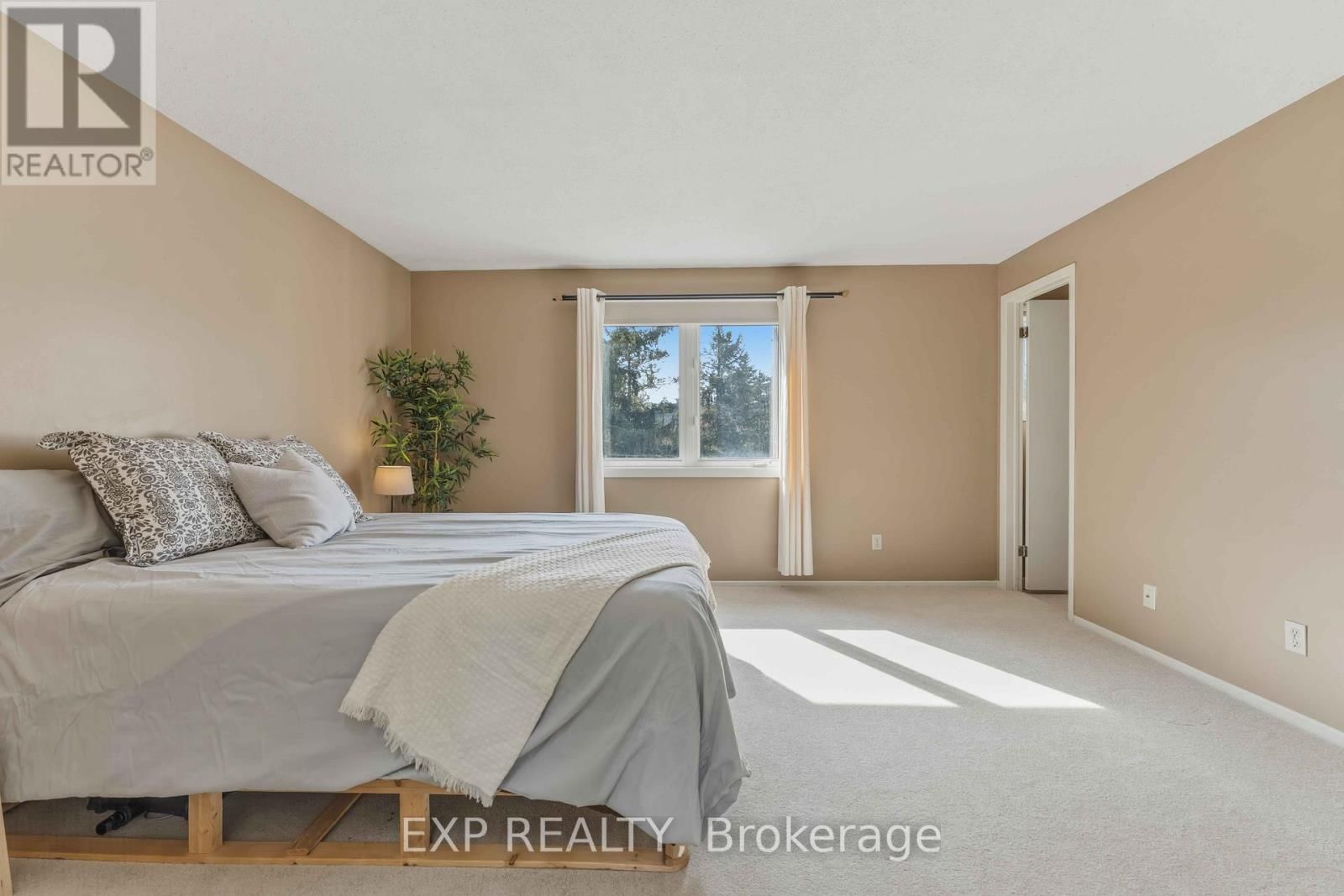 E - 1 CRESTLEA CRESCENT Image 20