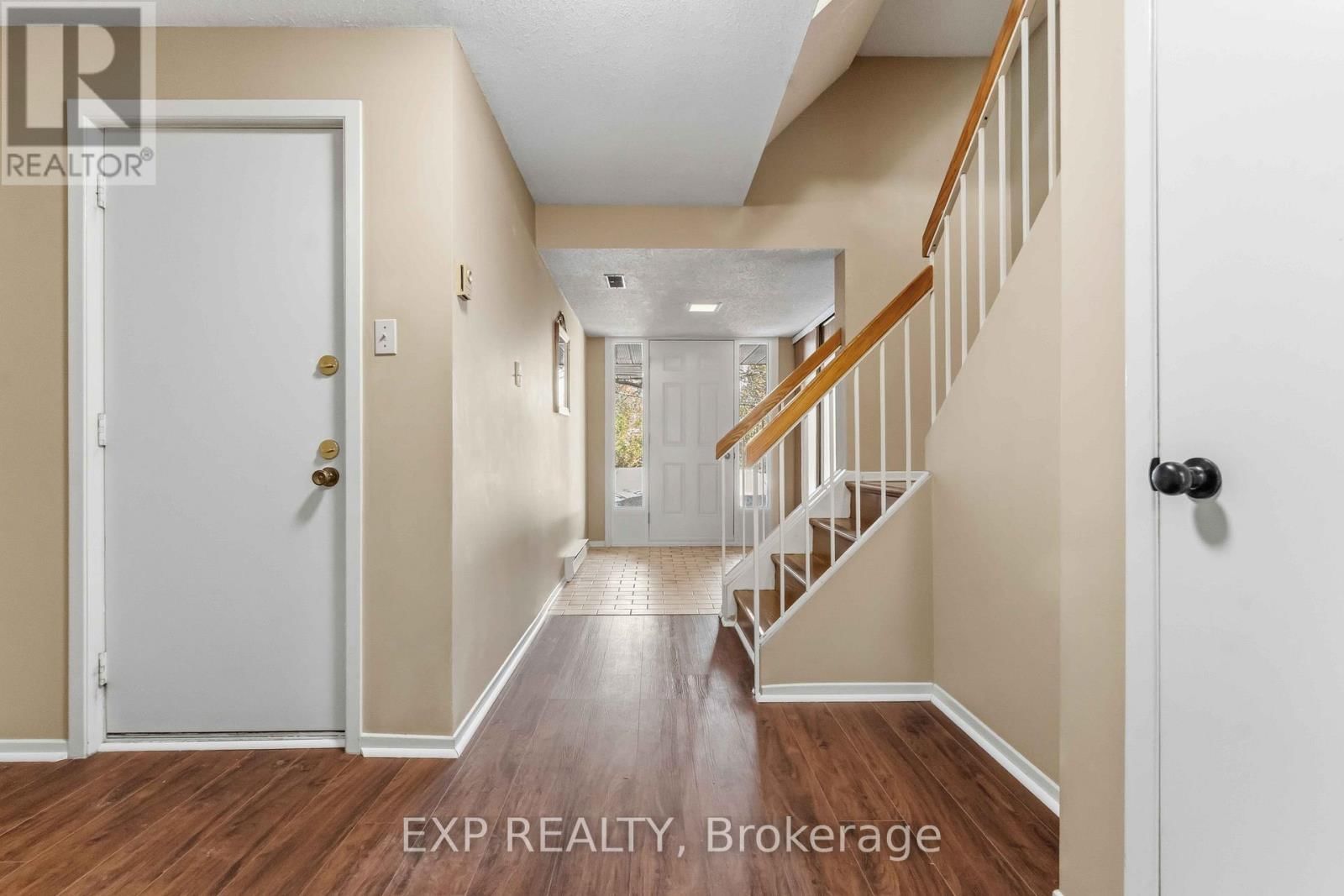 E - 1 CRESTLEA CRESCENT Image 5