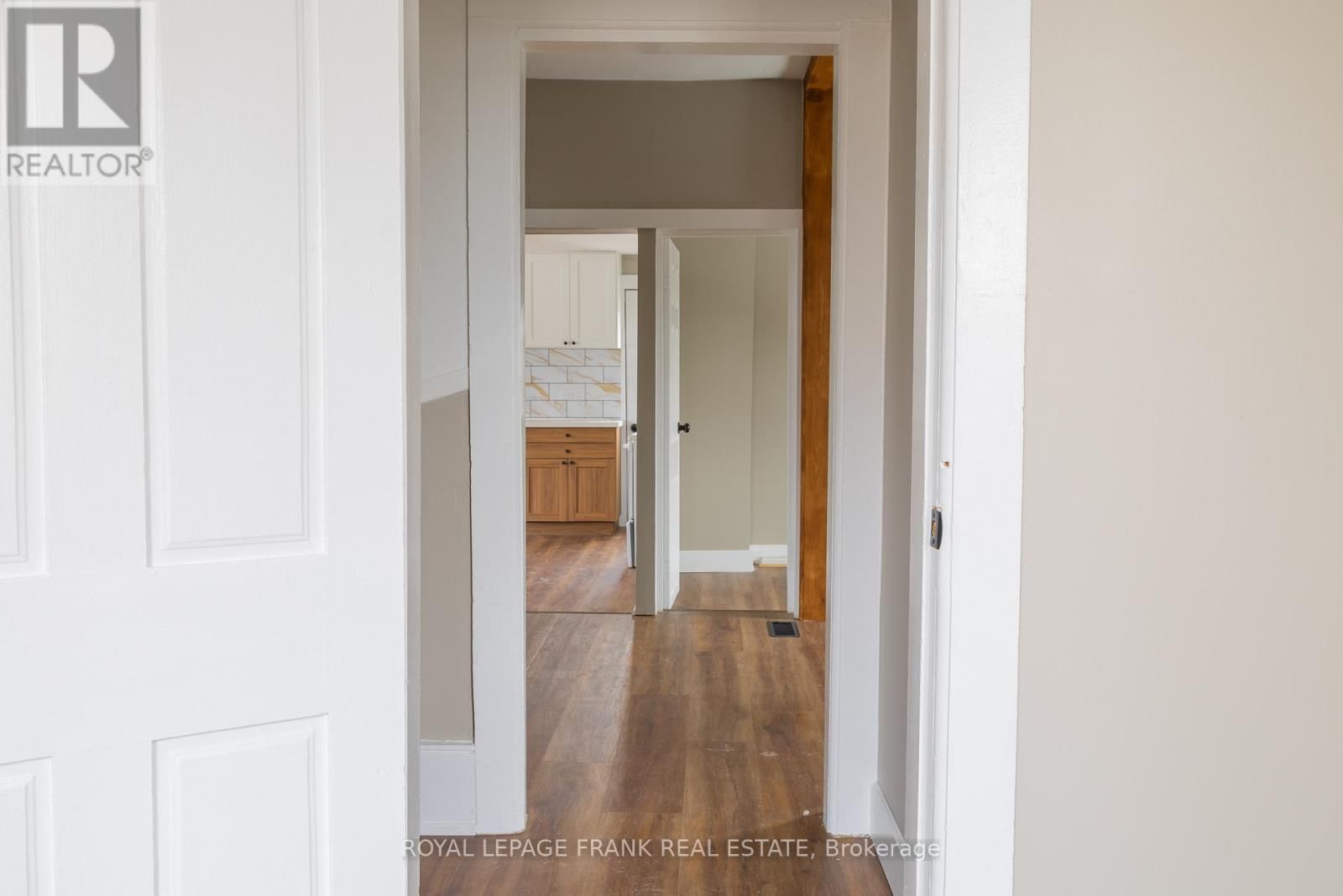 Upper - 39 GLENELG STREET EAST Image 18