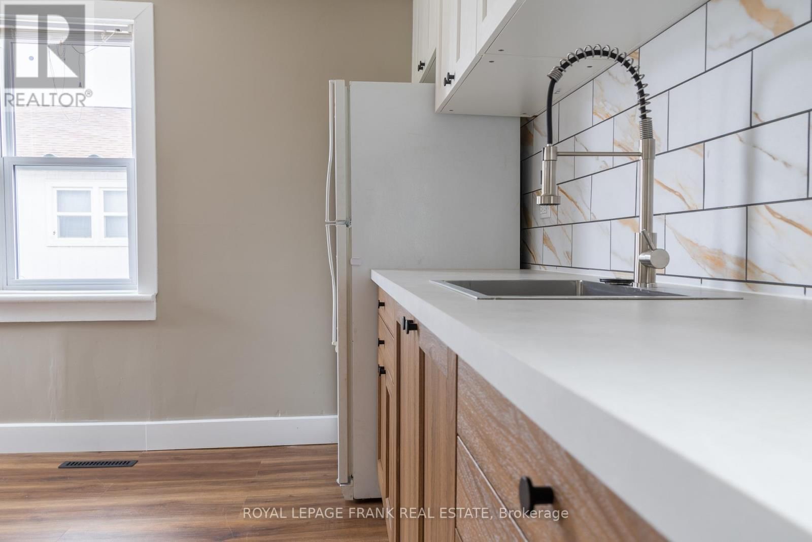 Upper - 39 GLENELG STREET EAST Image 4