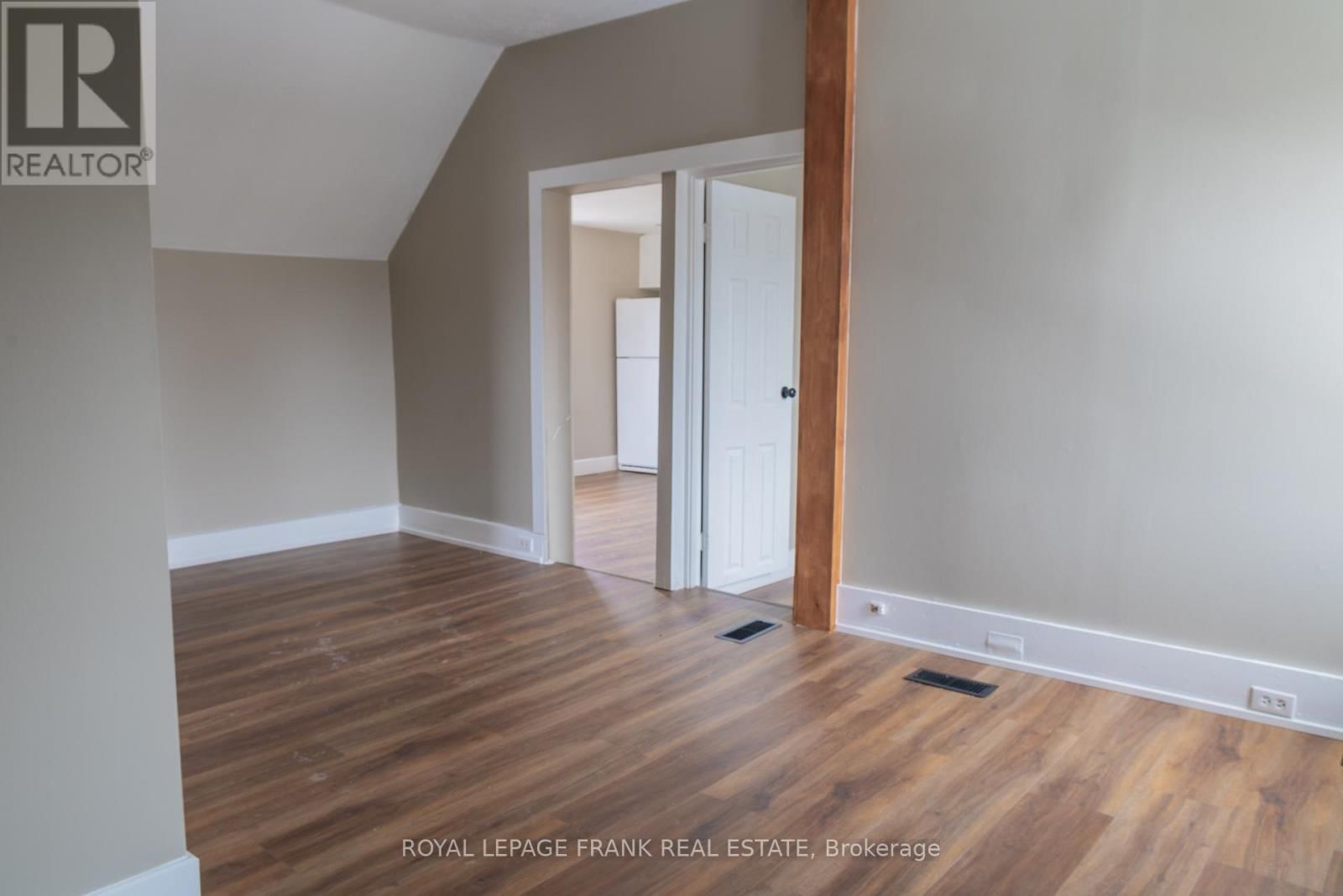 Upper - 39 GLENELG STREET EAST Image 7