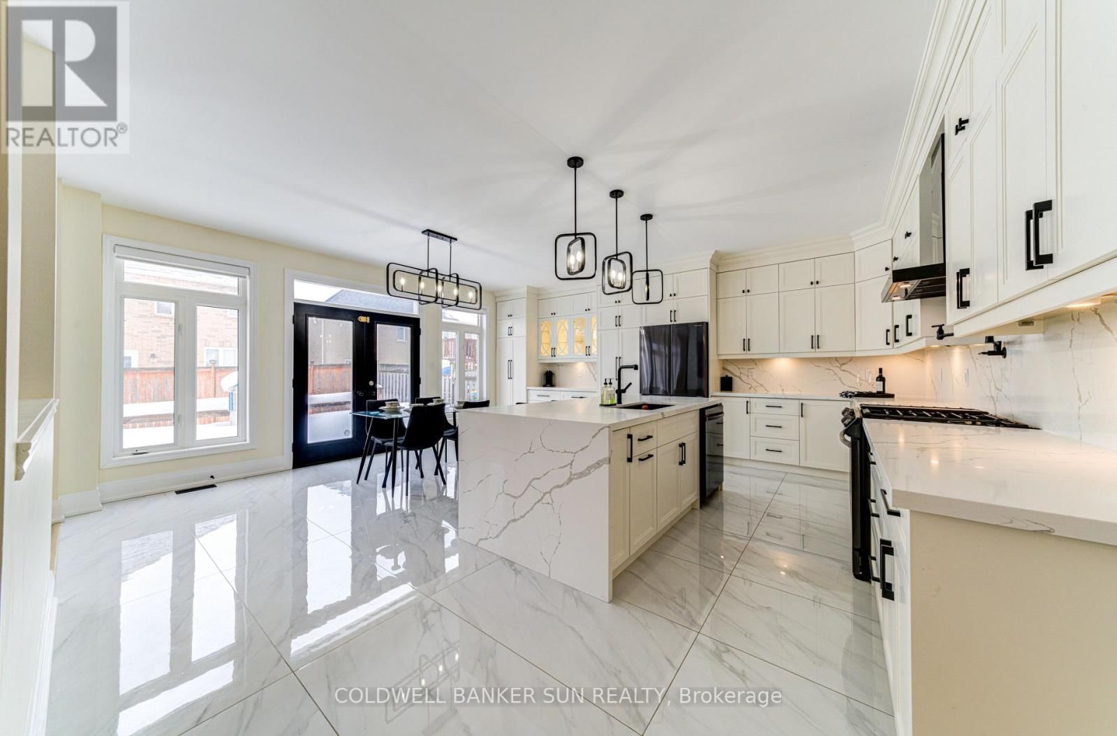 33 ELLIS CRESCENT Image 13