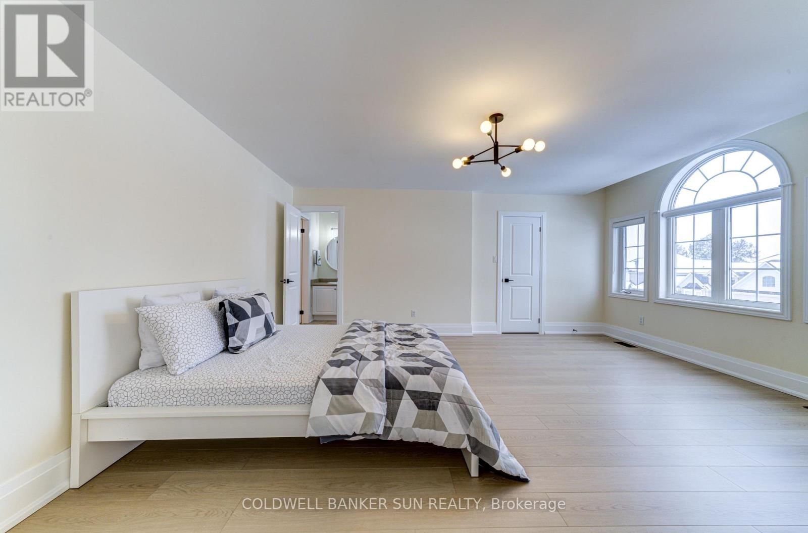 33 ELLIS CRESCENT Image 30