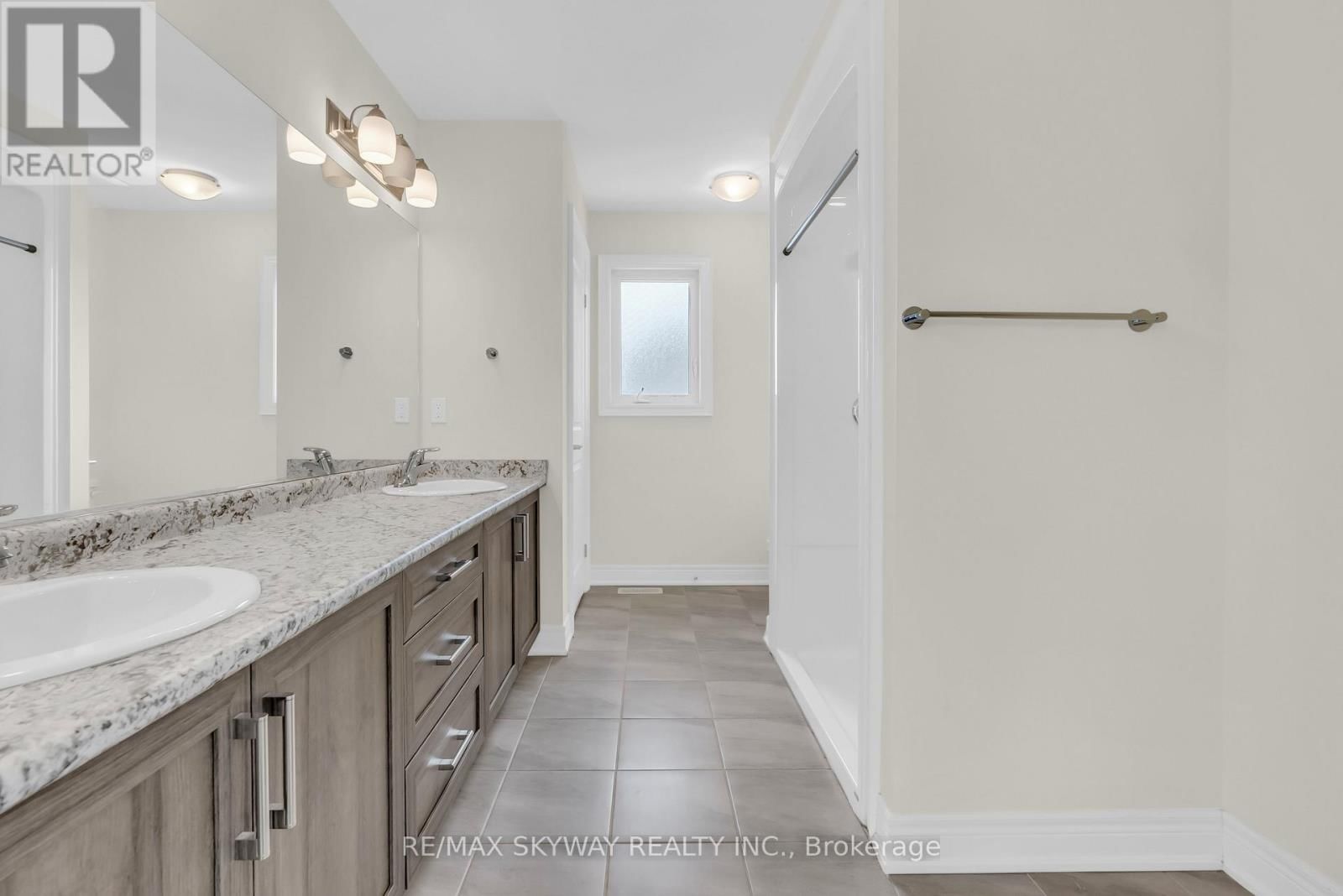 27 MONARCH STREET Image 24