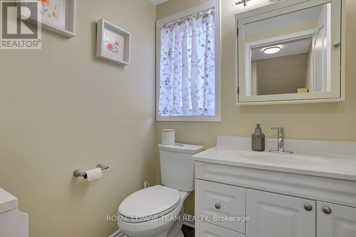 704 MALEY STREET Image 32