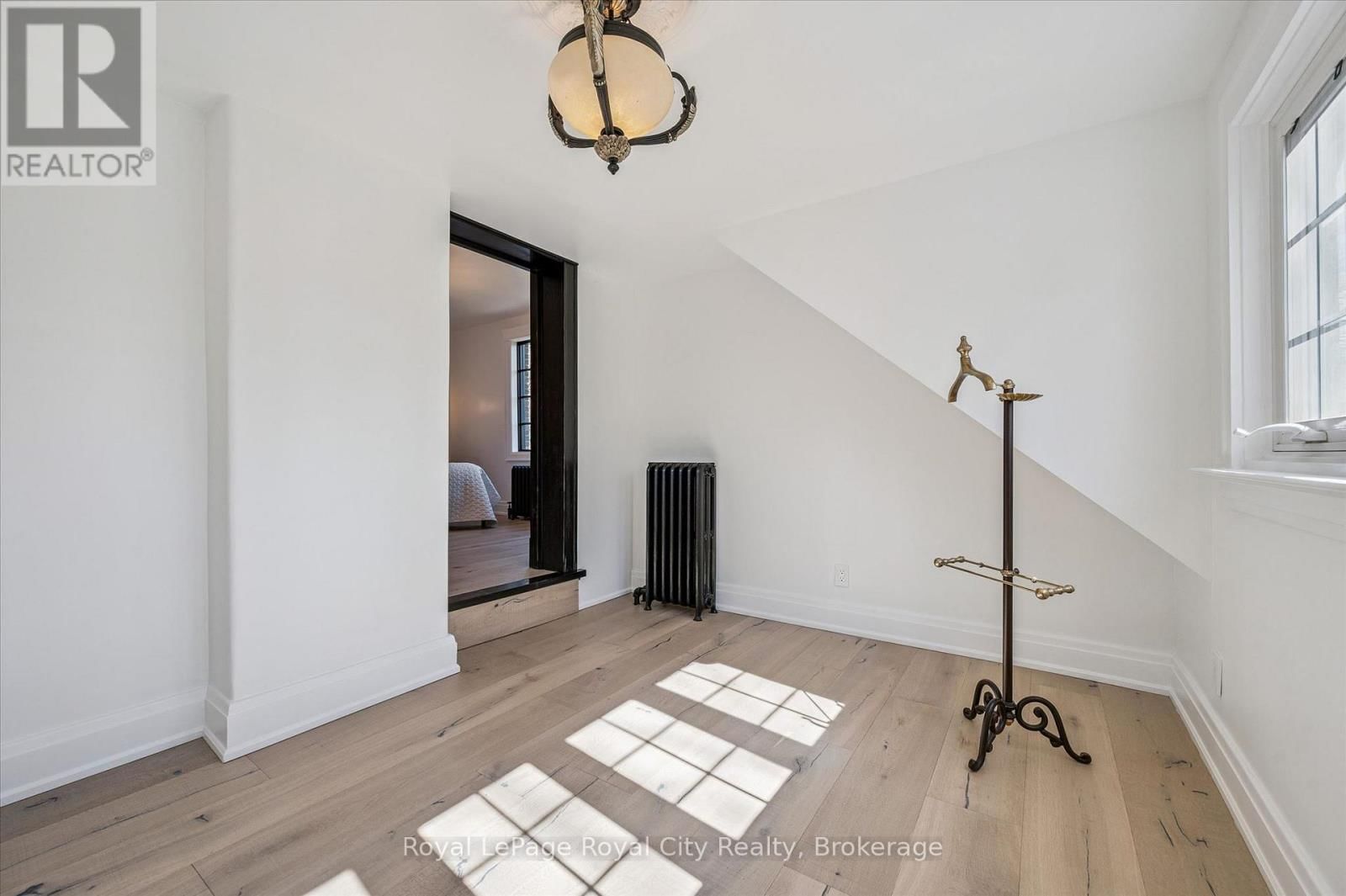 87 UNIVERSITY AVENUE WEST Image 33