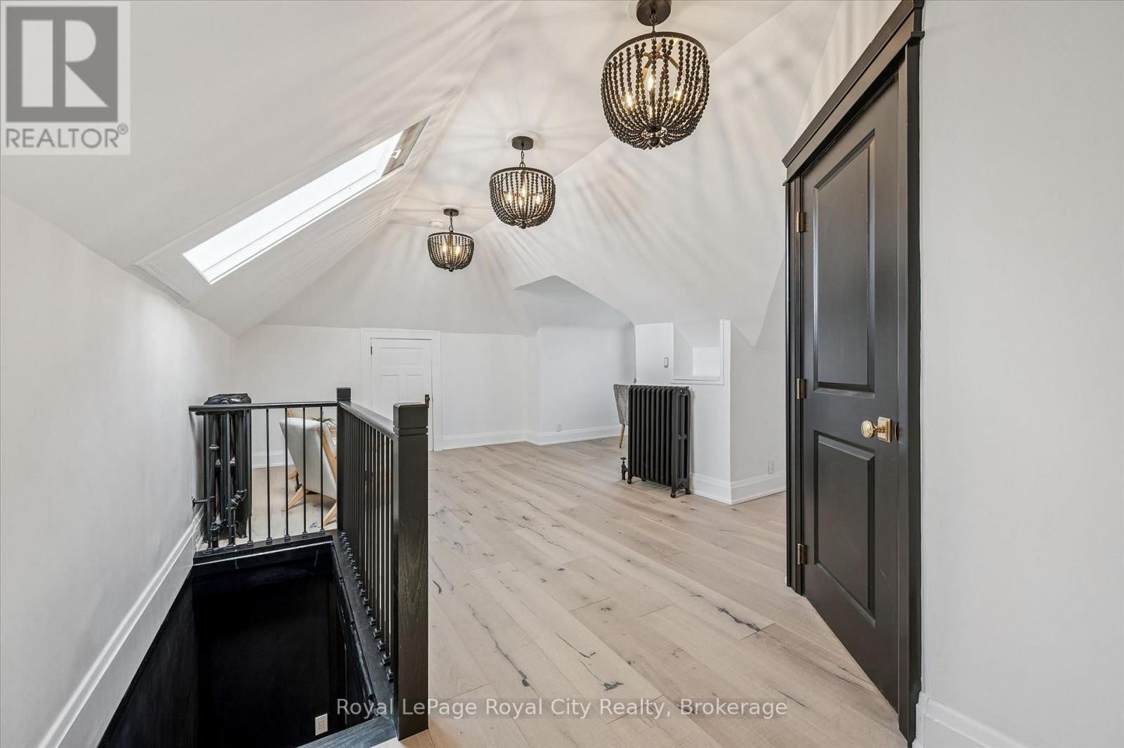 87 UNIVERSITY AVENUE WEST Image 36