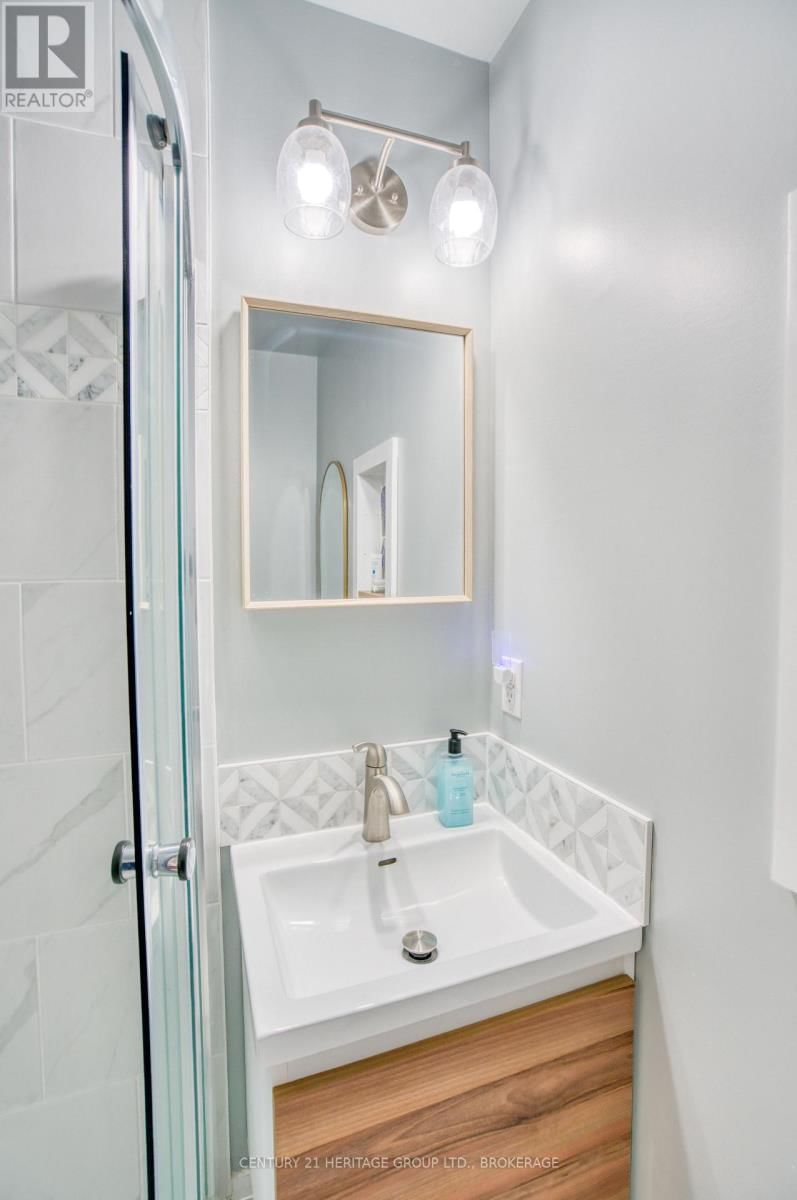 654 BARNSLEY CRESCENT Image 33