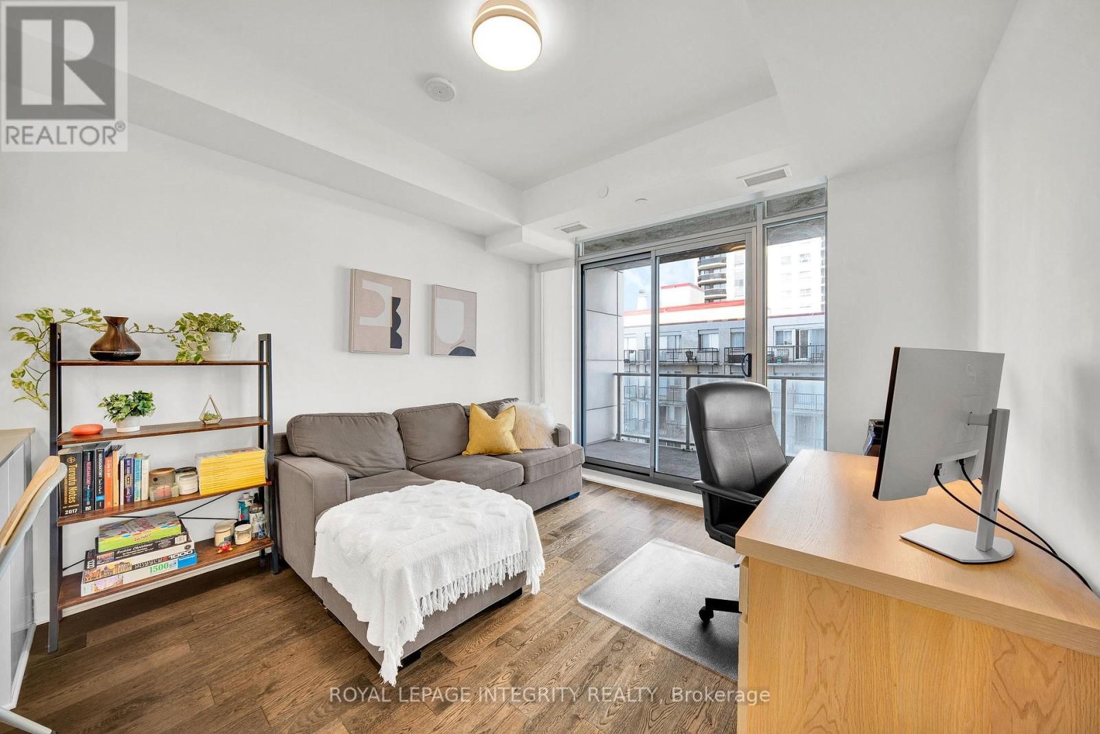 #604 - 255 BAY STREET Image 19