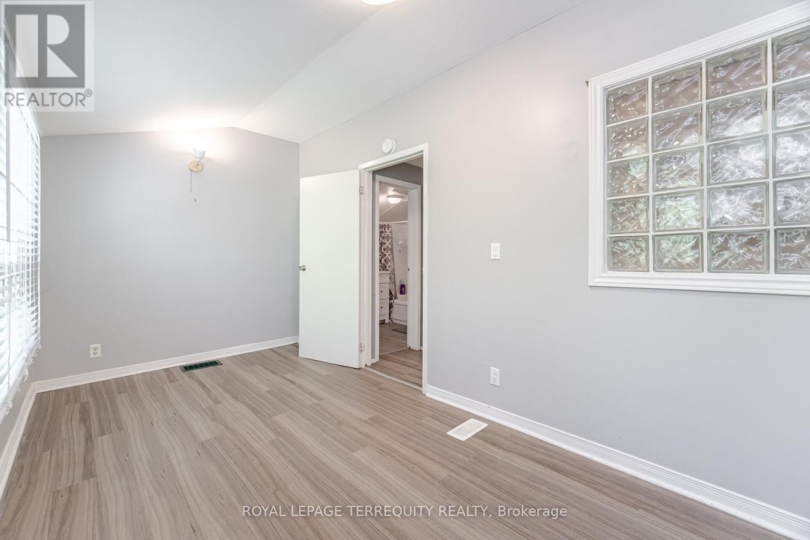 16 ROYAL AVENUE Image 15