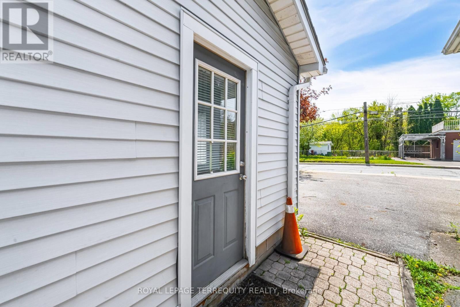 16 ROYAL AVENUE Image 17