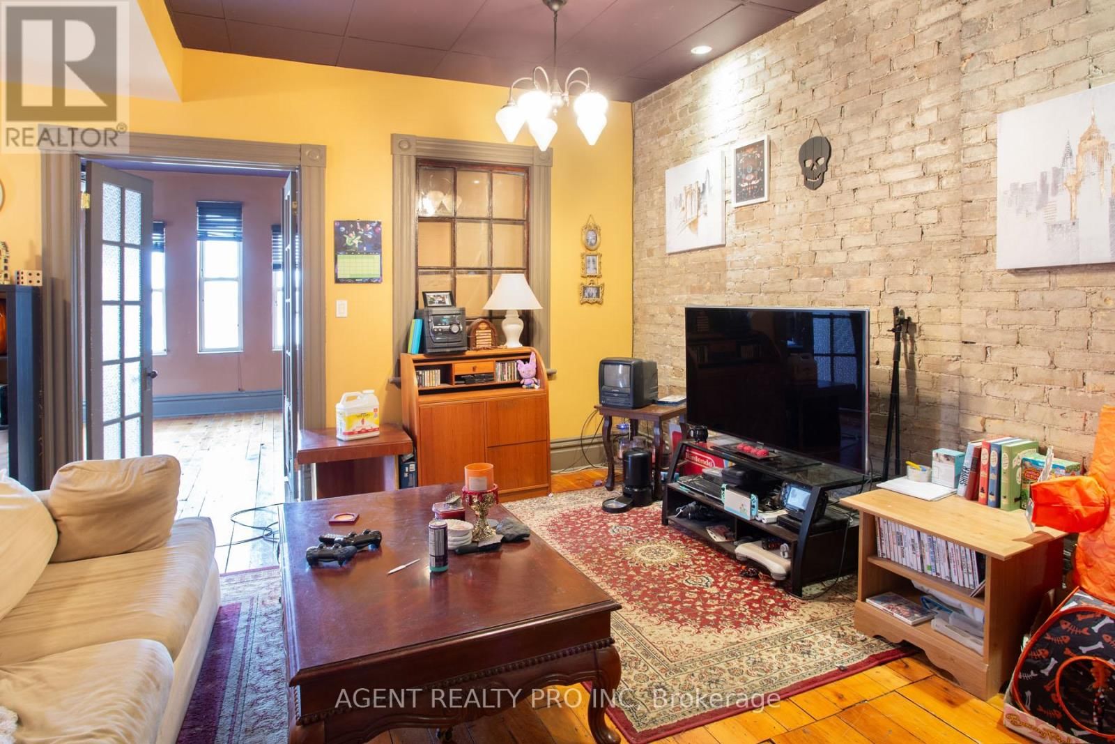 419 DUNDAS STREET Image 19