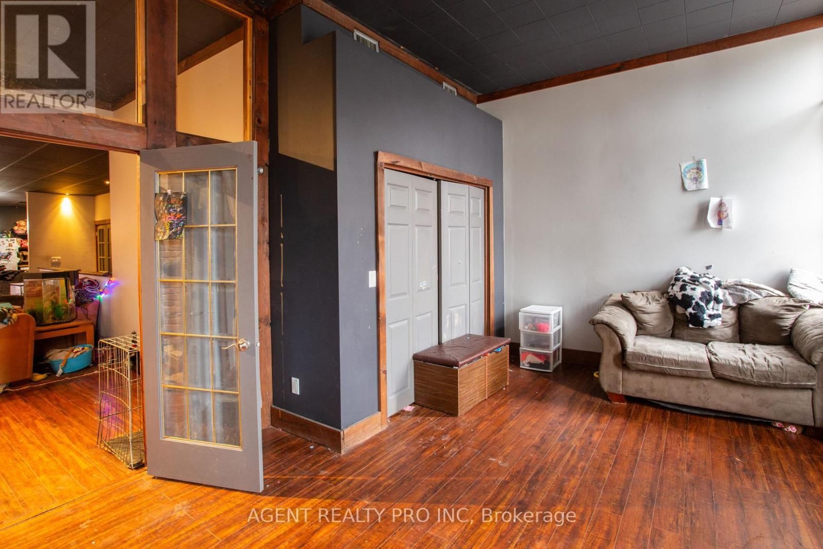 419 DUNDAS STREET Image 40