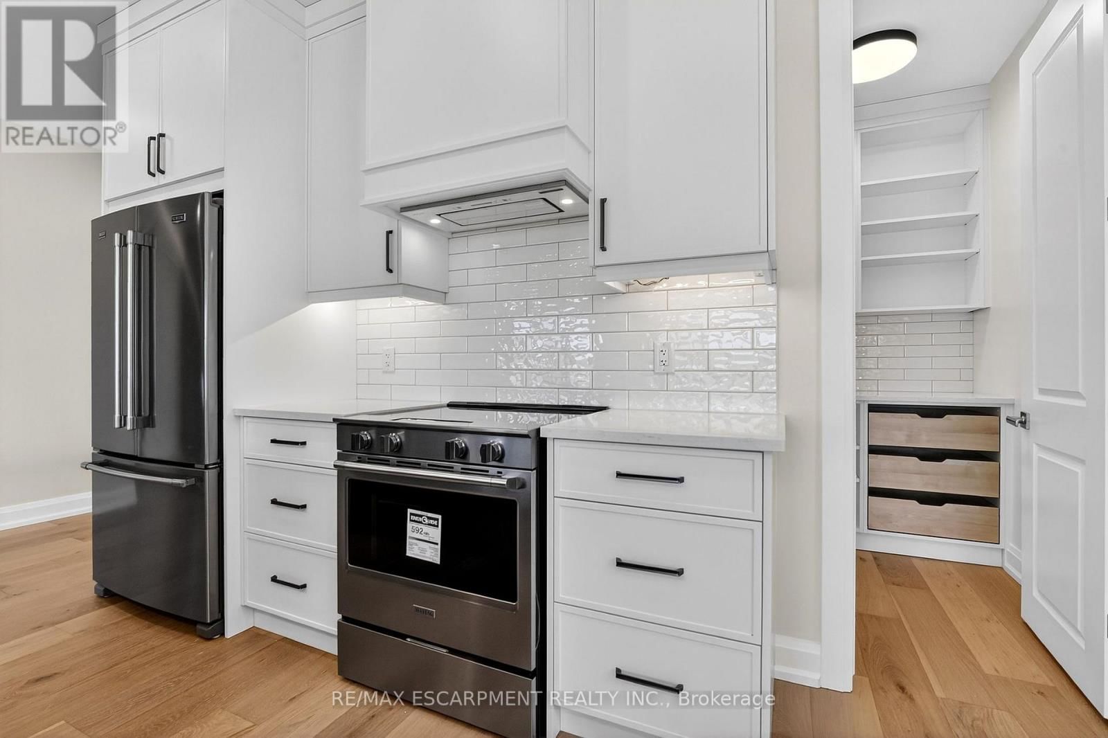 6192 CURLIN CRESCENT Image 12