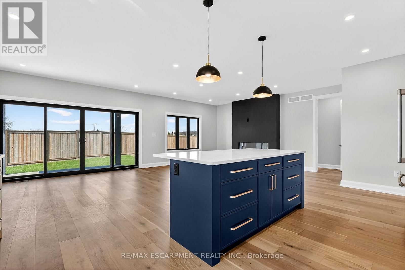 6192 CURLIN CRESCENT Image 13